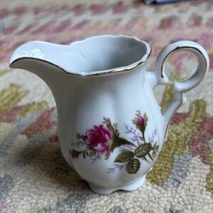 💐Vintage Royal Sealy China Moss Rose gold trim creamer 6 ozs